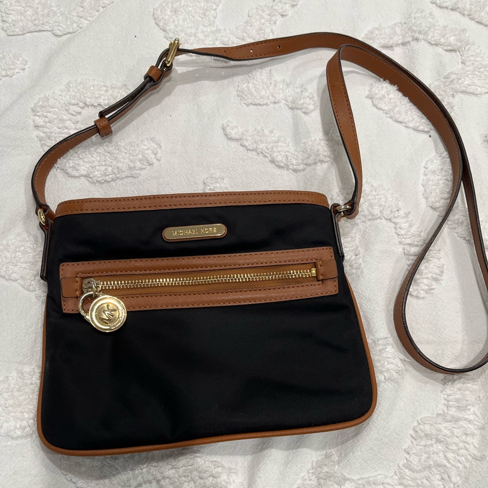 Michael Kors. Crossbody